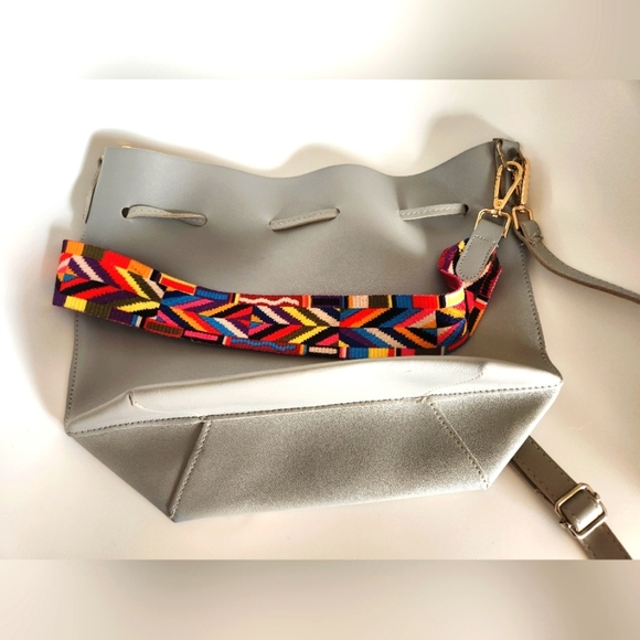 Stylish Gray Bucket Bag with Colorful Strap - Picture 4 of 7